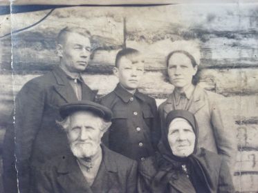 Семейный стандартный портрет тех военных лет. Слева наверху Иван, справа его сын Виктор и жена Анна. Снизу родители жены.