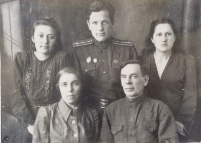 С родителями,сестрой и супругой 1948год