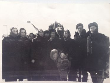 На фото Иван справа. Вместе со своей семьёй и друзьями.