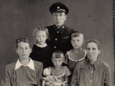 Семья Зайцевых, 1954 год. Старшая дочь пошла в первый класс.