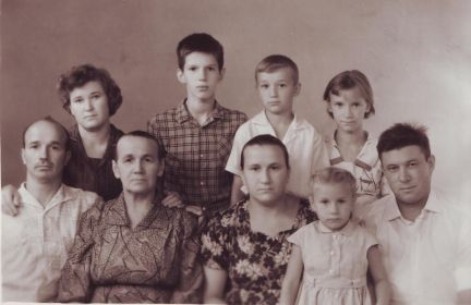 На данном фото две семьи сына Гущина А.И. и дочери Кузнецовой (Гущиной) А.И.