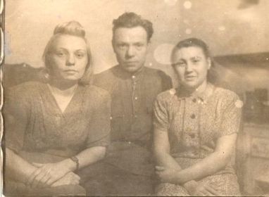 Анна ( слева) вместе с отцом и сестрой Ниной