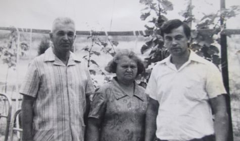 С женой Натальей и сыном Олегом