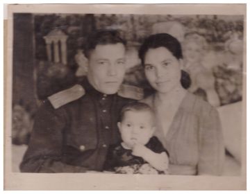 С женой Зинаидой и дочерью Валентиной.1950г.