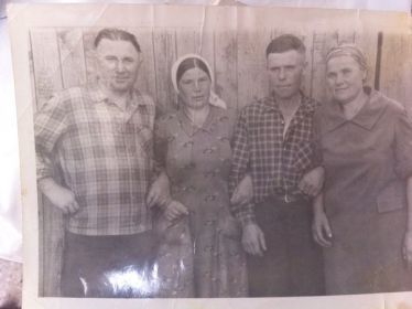 Калашников Яков, Маруся (сестра Якова), её муж и Евдокия (жена Якова).