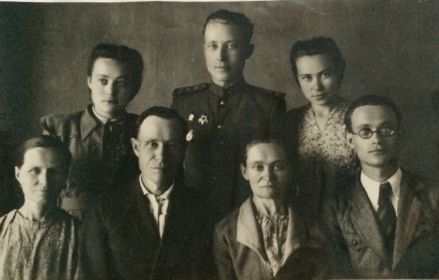 Отец Кабанов Иван Евдокимович, мать Пелагея Григорьевна (в центре фото), брат Александр. Вверху сестра Тамара, Павел, сестра Лидия. 