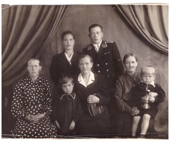 Семья офицера Разубаева А.Ф. с родственниками, г.Ульяновск,1955г.