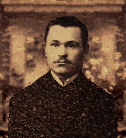 Пётр Антонович Деревянко 1889 года раждения - брат Виталия Антоновича Деревянко.