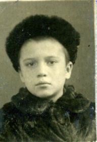 сын - Уткин Александр Аполлонович (род. в 1938г.), на этом снимке ему 6 лет. Снимок сделан в детском доме дер. Денисово Ялуторовский район Тюменской области.