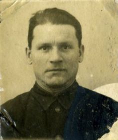 отец Уткин Апполон Никифорович, погиб на Карельском фронте 17.06.1944