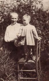 1950 год пасынок Коля и дочь Валя 