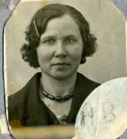 мать Уткина Александра Васильевна, умерла в блокадном Ленинграде в феврале 1942 г