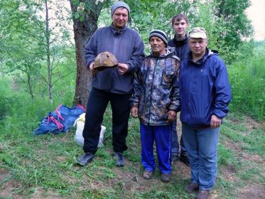 Синявино, 2012г. Урочище Гайтолово. На месте боёв 1078 сп. Поднятые поисковиками бойцы (около дерева).