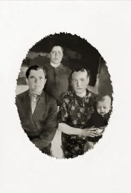 Кирилл Иванович с женой Анной Павловной, с сыном Николаем и сестрой Прасковьей.