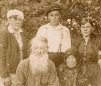 1941 год: сзади сестра Февруса, Кузьма, жена Елена, впереди родители - Фёдор Фавстович и Анна Ивановна Серебренниковы