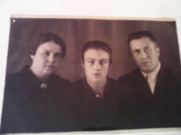 Юртаевы Клавдия Владимировна (жена), Александр Иванович (сын), Иван Григорьевич