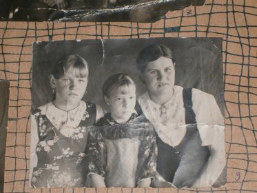 На фотографии дочери Семёна Григорьевича: моя мать, Матрёна Семёновна (справа) и Анастасия Семёновна (слева). Фото сделано во время войны.