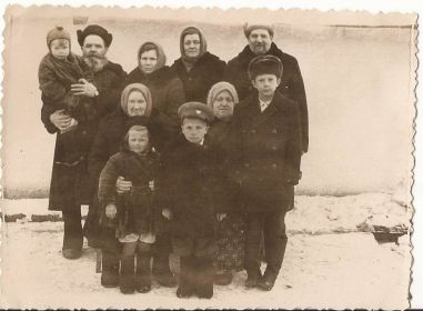 Дед Аристарх с сыном, снохой и внуками (я - у него на руках).