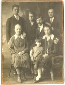 1931 год. Мать, две сестры и племянница солдата и муж сестры с братом