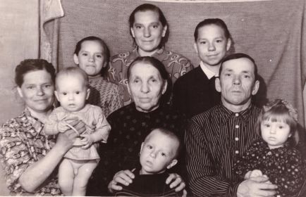 Апрель 1958 года. 13 лет после войны. Дедушка со своей мамой, женой и детьми. Моя мама - среди детей самая старшая.