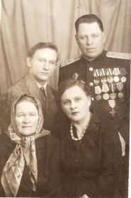 Михаил Илларионович с женой Антониной Александровной, сыном Виктором и мамой Наталией Максимовной
