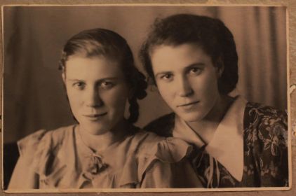 Дочери Катя (слева, 1939г) и Валя (справа, 1935г)