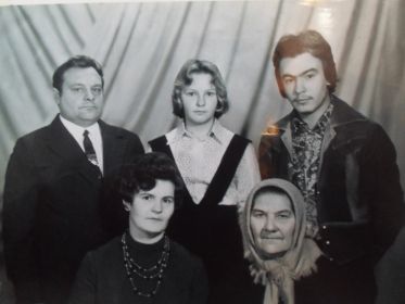 Верхний ряд слева на право: зять, внучка Марина, внук Сергей, нижний ряд: дочь Раиса, жена Мария