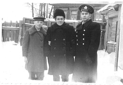 Юрий с отцом Сергеем Ивановичем и младшим братом Валентином