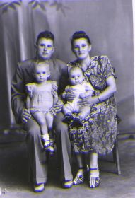 Папа, мама, я и брат в Китае 1952 г.