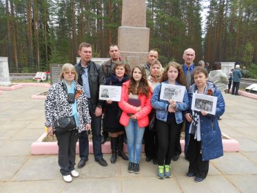 2015 год. У главной стеллы братского захоронения в пос. Новая Малукса