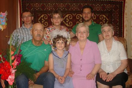 Семья племянницы по матери Шиловой (Лозиной) Елены Борисовны и сестры Лозиной (Грисько) Валентины Ивановны (справа) 