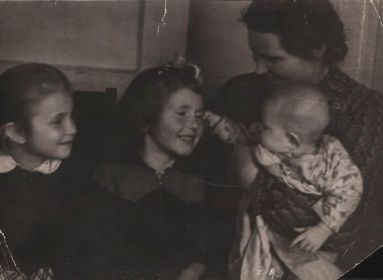 Жена Лидия Ефимовна Никифорова с дочерьми Татьяной, Еленой, Валентиной