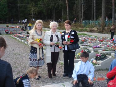Город Луга. Мои сёстры - Таисия( в центре) И Галина (справа)