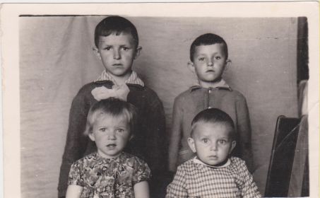 Внуки: Саша, Виталя, Оля и Серёжа
