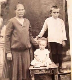 Мать- Асеева Евдокия Петровна,Владимир в детстве и его сестра Лидия