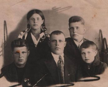 Борис с братьями Иваном и Егором и сестрами Ольгой и Лидией