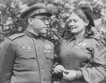 Константин Иванович и Александра Тарасовна Рощевские, Берлин, 9 мая 1945.