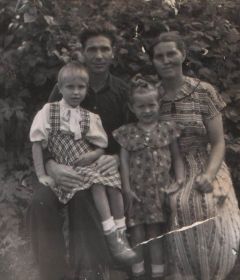 Анатолий с семьей 