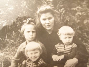 С детьми:Тамарой, Колей и Сергеем.