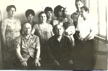 1970 год. С сыновьями Эдуардом и Вячеславом, снохами, внуком Евгением и сватьями