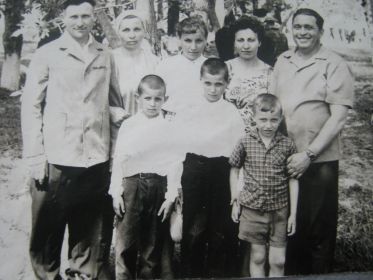 Меженский Николай Иванович, жена Анна Терентьевна, дочь Людмила, сыновья Владимир и Николай, а также семья Тараненко