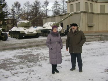 Фото 2011г- моя мама Осипова(Лавренова) Полина Карповна с братом Лавреновым Александром Карповичем на площади Победы г. Красноярск