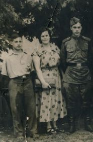 Жена Агафья Ефимовна и сыновья Саша (справа), Юра (слева)