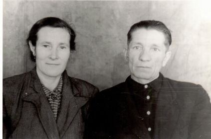 сын Иван - старший 1915 гр. с супругой Любовью