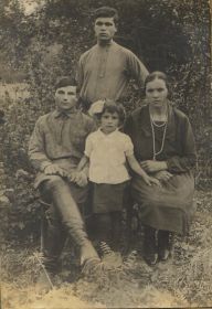 НЕРОДЕНКО(ЛИТВИНОВА)АЛЕКСАНДРА ТИХОНОВНА,1907 сестра с мужем Прокофием и дочкой Марией.