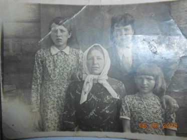 Жена и дочери- Паша, Тамара, Ольга.