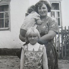 дочь Сульженко (Меженская) Людмила Николаевна со своими дочерьми Еленой и Светланой