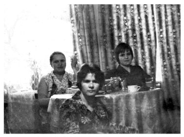 Фото 1960г, слева моя бабушка Ольга Андреевна, справа тетя Евгения Карповна, на первом плане моя мама Лавренова Полина Карповна-его дочери