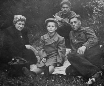 На фото Болтунов Михаил Иванович со своей женой Геняй и сыном Валерием