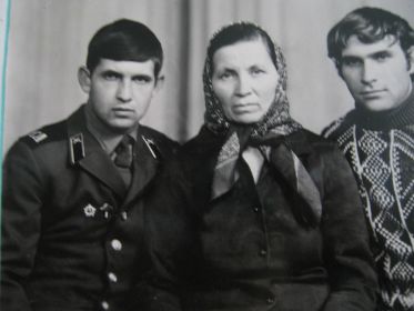 жена Анна, сыновья Владимир и Николай